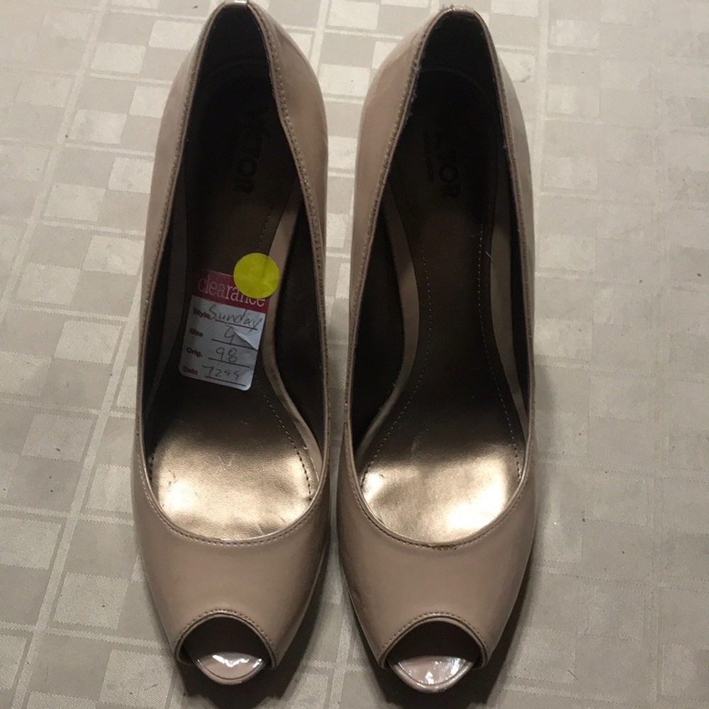 Women’s 9 Victor Alfaro 5” high heel‎ cream EUC